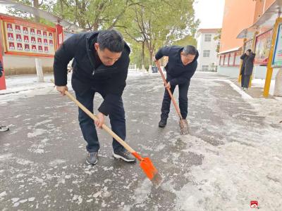 长岭镇中心学校:家校携手除冰雪，温情守护上学路