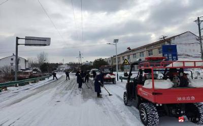 郝店镇：青年干部浴“雪”奋战保畅通