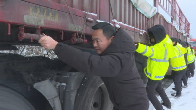 积雪坡滑货车“趴窝”   广水多部门火速“解围”