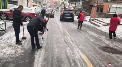 雪落城郊，爱暖归途！志愿者铲雪除冰 让文明之花绽放在冬日街头
