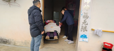 寒冬送暖 企业有爱 —经济开发区企业慰问困难群众