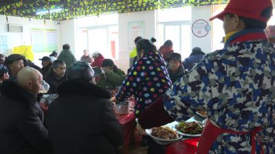 弘毅善举润桑榆   团圆年饭暖人心