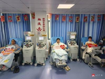 瞧这一家子，新春做的这件暖心事