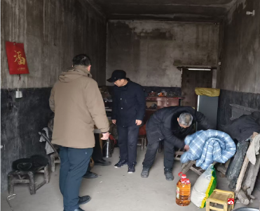 余店镇：大手牵小手，寒冬送温暖