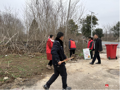 新春展新颜 开发区城南社区全员上阵清洁平洑路