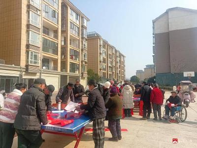 十里街道马都司社区送春联迎新春