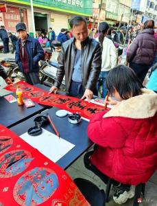 12岁女孩街头挥毫播放量破5亿，蒋梦涵用笔墨点亮乡土年味