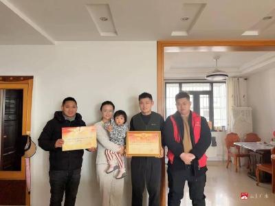 许家井社区：喜报送家门 荣光暖人心