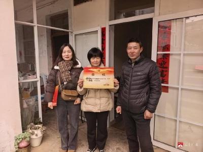 应山街道北正街社区：喜报送社区 军民共光荣