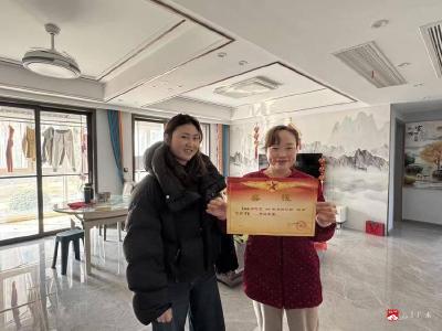 双桥社区向“四有”优秀军官家庭送喜报