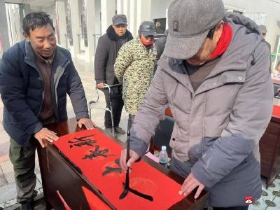 郝店镇：写春联送祝福 年味十足暖人心