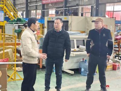 春风送暖入企新，策马扬鞭自奋蹄