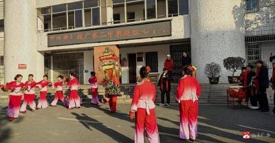 旱船摇出中国年 非遗进校贺新春——广水二中喜迎社区民俗表演队到校开展庆祝春节活动