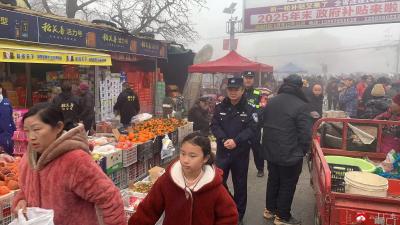 骆店镇：大雾锁集市 藏蓝护平安