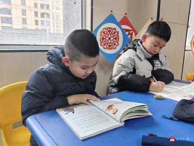 双桥社区“爱心托管班”开展“年味挂饰•福韵新春”手工DIY活动