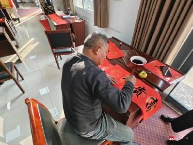 银发挥毫送福至 翰墨承情贺岁新