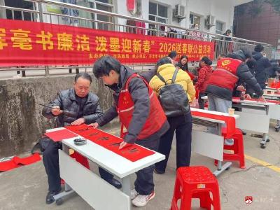 应山街道东关社区文明实践：“挥毫书廉洁 泼墨送新春”——东关社区邀居民共沾福气