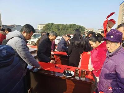 书画名家挥毫泼墨 300副春联福字暖民心  ——陈巷镇开展“迎新春·送春联”下乡活动