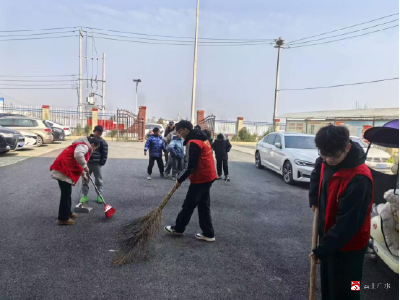 青春践初心 清洁迎新春——骆店镇组织返乡大学生志愿者开展清洁家园活动