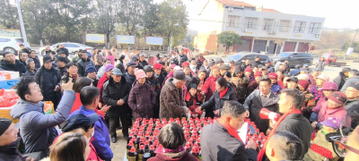 爱心敬老暖民心  邵谦公益助农队为兴隆街村高龄老人发放暖心物资