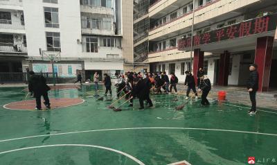 应办一小：洁净校园迎寒假 师生同心筑美好  