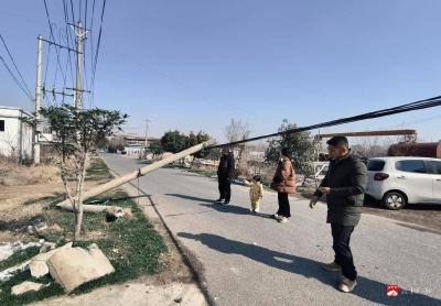 八一社区：电线杆倾倒存隐患 高效排险暖民心