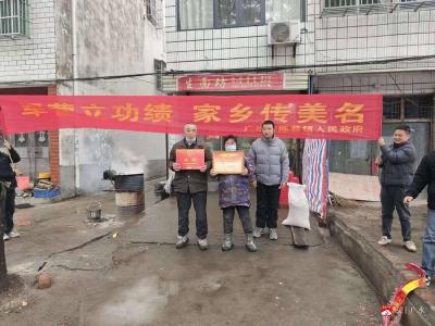 军营立功绩 家乡传美名---陈巷镇登门送喜报暖军心聚民心