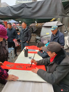 翰墨迎春送祝福 老少挥毫暖民心