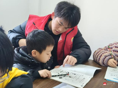 城郊街道寒假爱心托管班温暖开班——红色课堂点亮童心 志愿陪伴护航成长