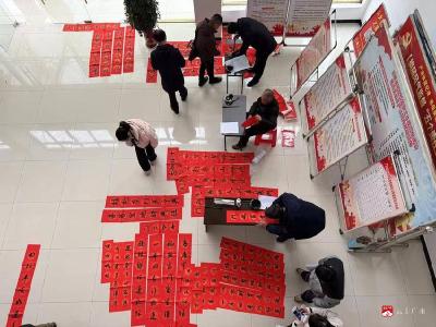 笔墨凝香暖寒冬　春联送福敬老兵——十里书法楹联分会开展为退役军人送春联活动