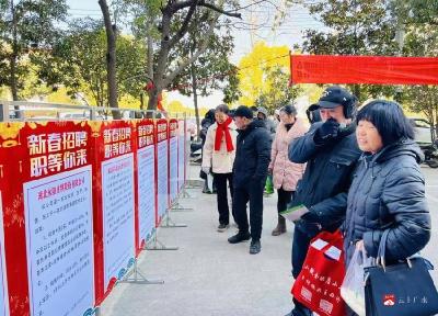 广水市镇办首场巡回招聘会在十里街道办事处举行