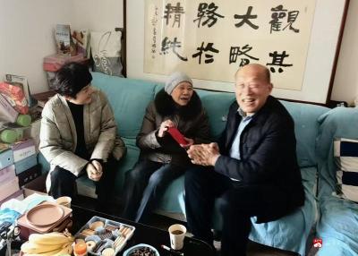 市实验高中节前走访慰问老干部 共话发展迎新春
