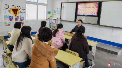 蔡河镇黄土中心小学组织开展新学期教职工工作部署会
