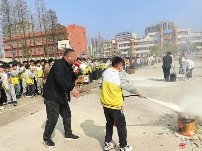 警钟长鸣守平安 消防演练筑防线——市八一学校开展消防应急疏散演练