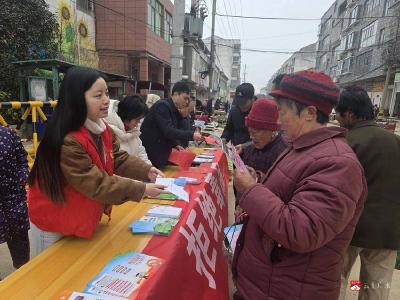太平镇热集上的“巾帼红”：妇女干部当起普法宣传员，传递法治正能量