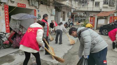 应山街道曹塘角社区开展学雷锋爱国卫生运动