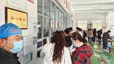 家校同心护食安 开放共筑成长路——余店镇中心中学举行食堂“家长开放日”活动