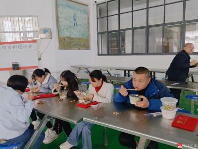 看得见的安全   尝得到的温暖——骆店镇中心中学举办“透明食堂”家长开放日活动