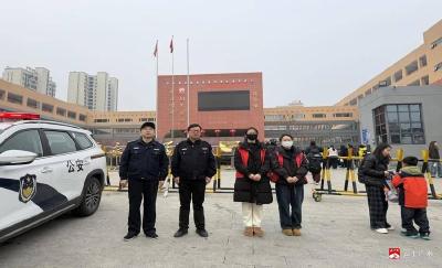 双桥社区：站好护学岗 护航开学季