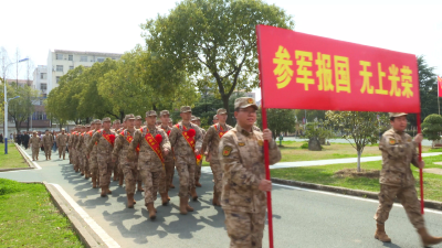 我市50名春季新兵奔赴军营