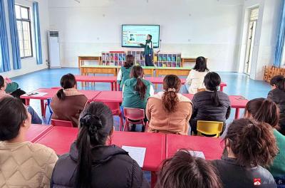 武胜关镇中心幼儿园开展学雷锋主题活动