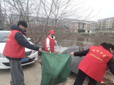 城西社区：传承雷锋精神 美化家园环境