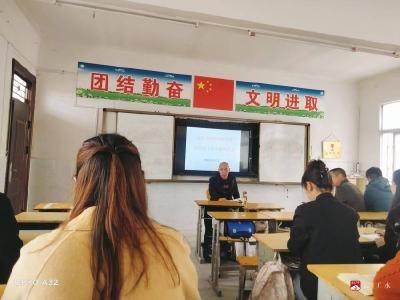 武胜关镇杨家河小学召开防性侵工作专题部署会