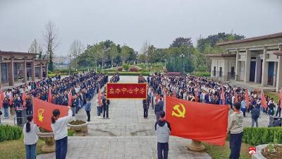 缅怀先烈祭忠魂 赓续血脉向未来——应办中心中学开展清明节烈士陵园祭扫活动