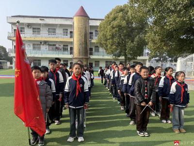 长岭镇中心学校：学雷锋见行动 清洁家园暖人心