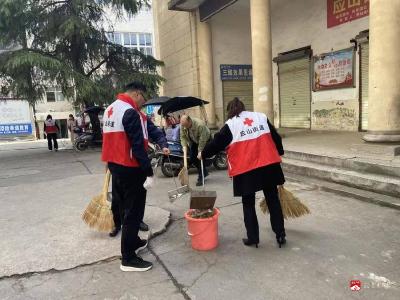 应山街道北正街社区红十字会开展“清洁家园 美化环境”志愿服务活动