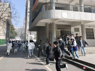 筑牢安全防线  护航校园成长——市实验高中成功开展应急逃生演练活动﻿