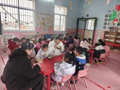 “食”光守护，共育幼苗  ——关庙镇中心幼儿园开展食堂参观体验活动