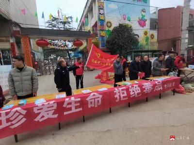 护学岗上守平安 法治宣传润民心