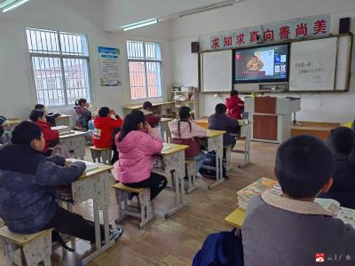 蔡河镇小河中心小学组织观看健康知识第一课 筑牢师生健康防线